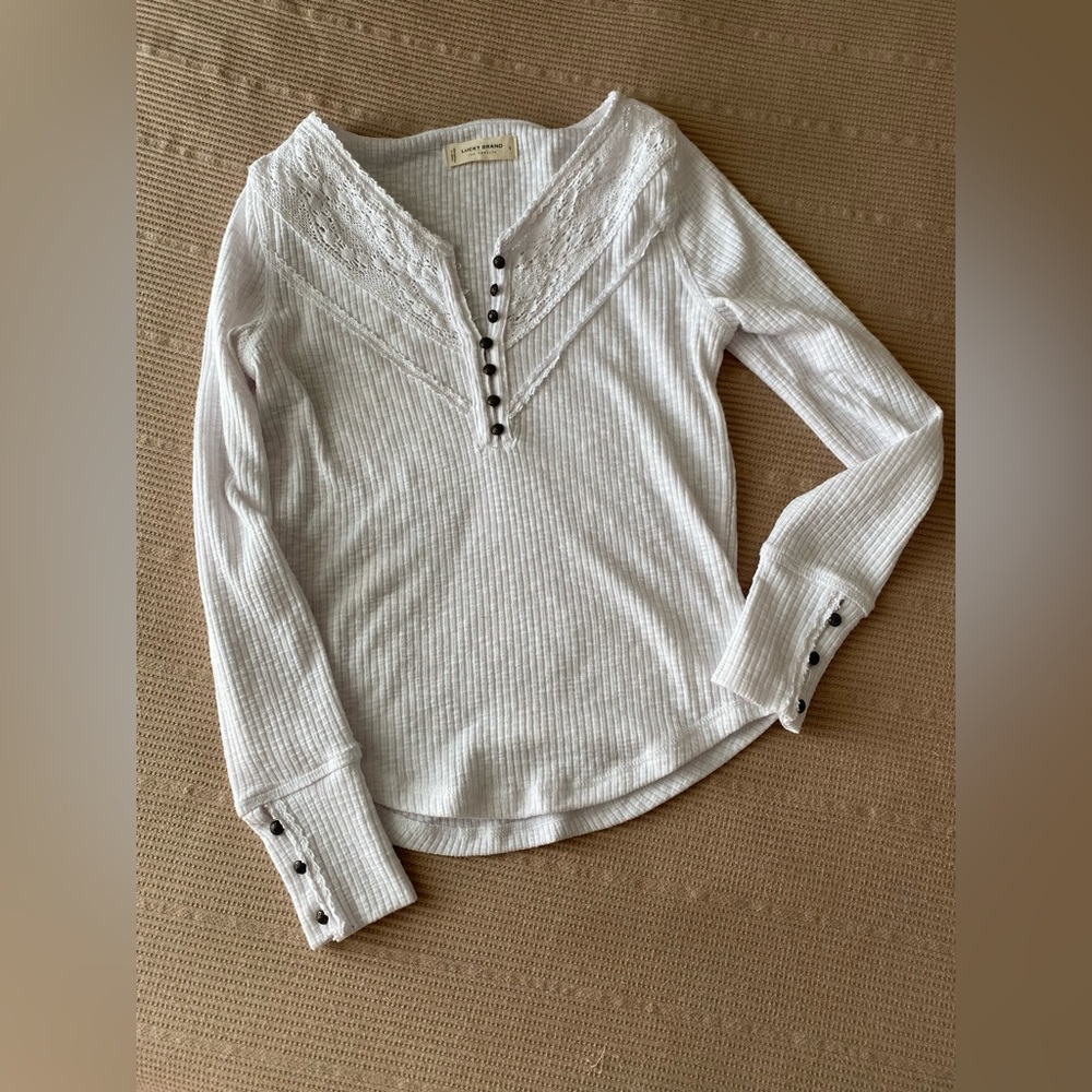 Lucky Brand EUC white Henley top with lace and button details 🤍size small🤍